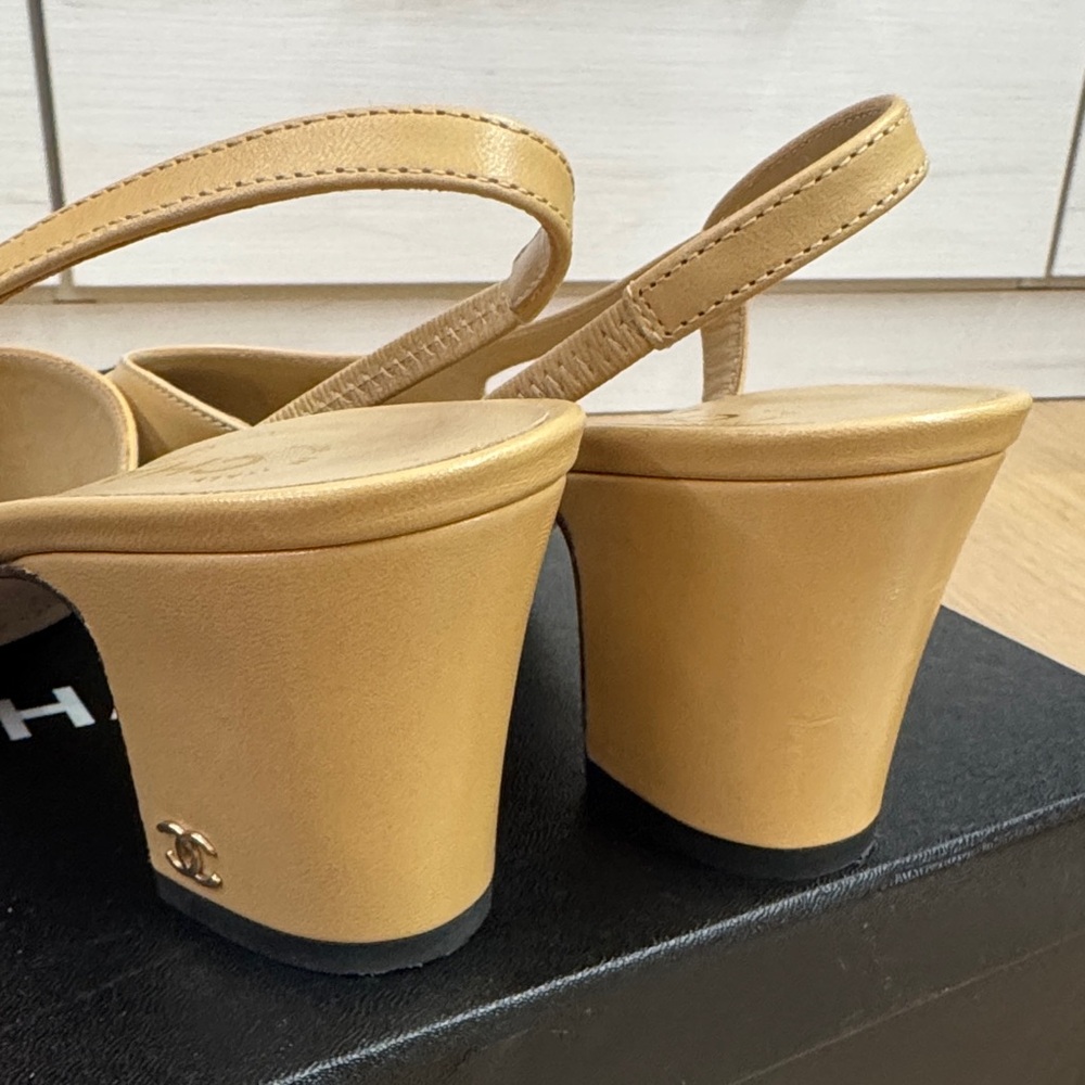 Chanel Classic Slingback Heels – Beige & Black – Goatskin/Grosgrain – 37.5 - Picture 11 of 15